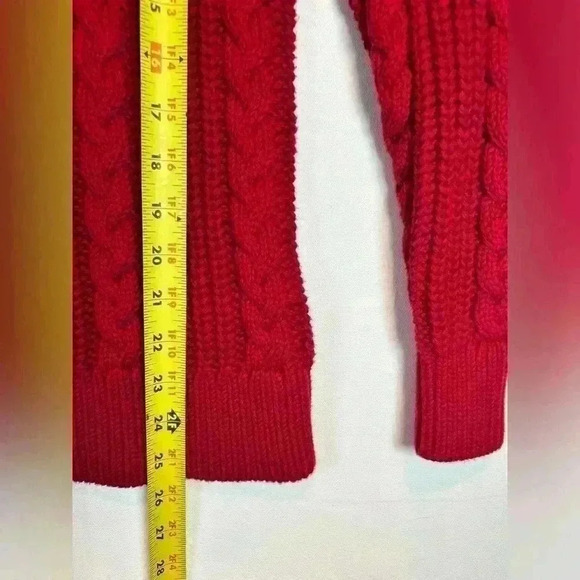 LL Bean Red chunky cable knit crew neck sweater size M button shoulder pull over - Picture 6 of 9